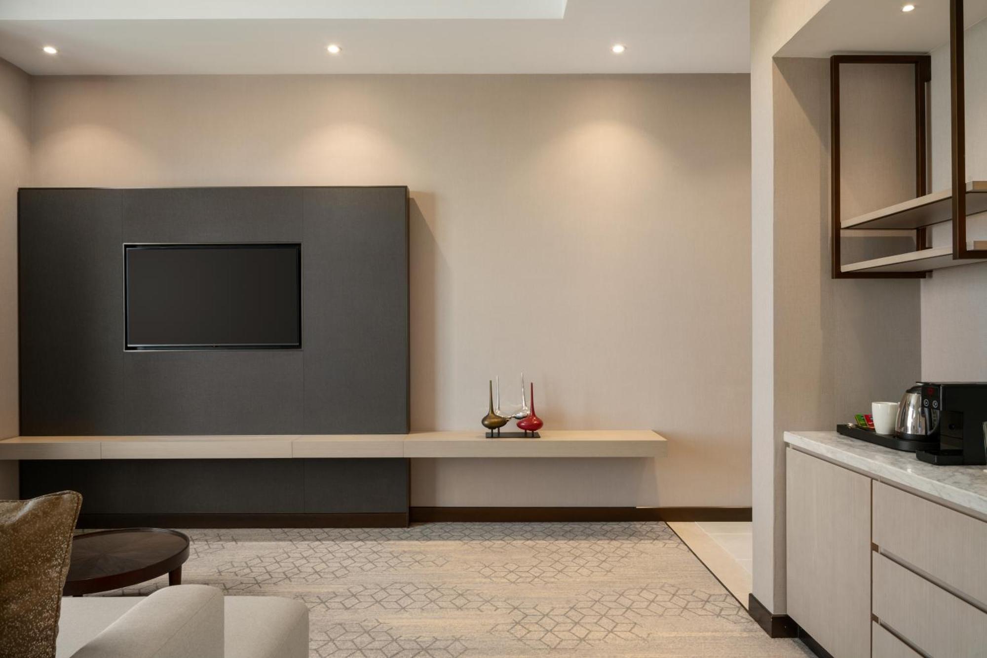 Ramada By Wyndham Riyadh King Fahd Road Экстерьер фото A living room at the hotel
