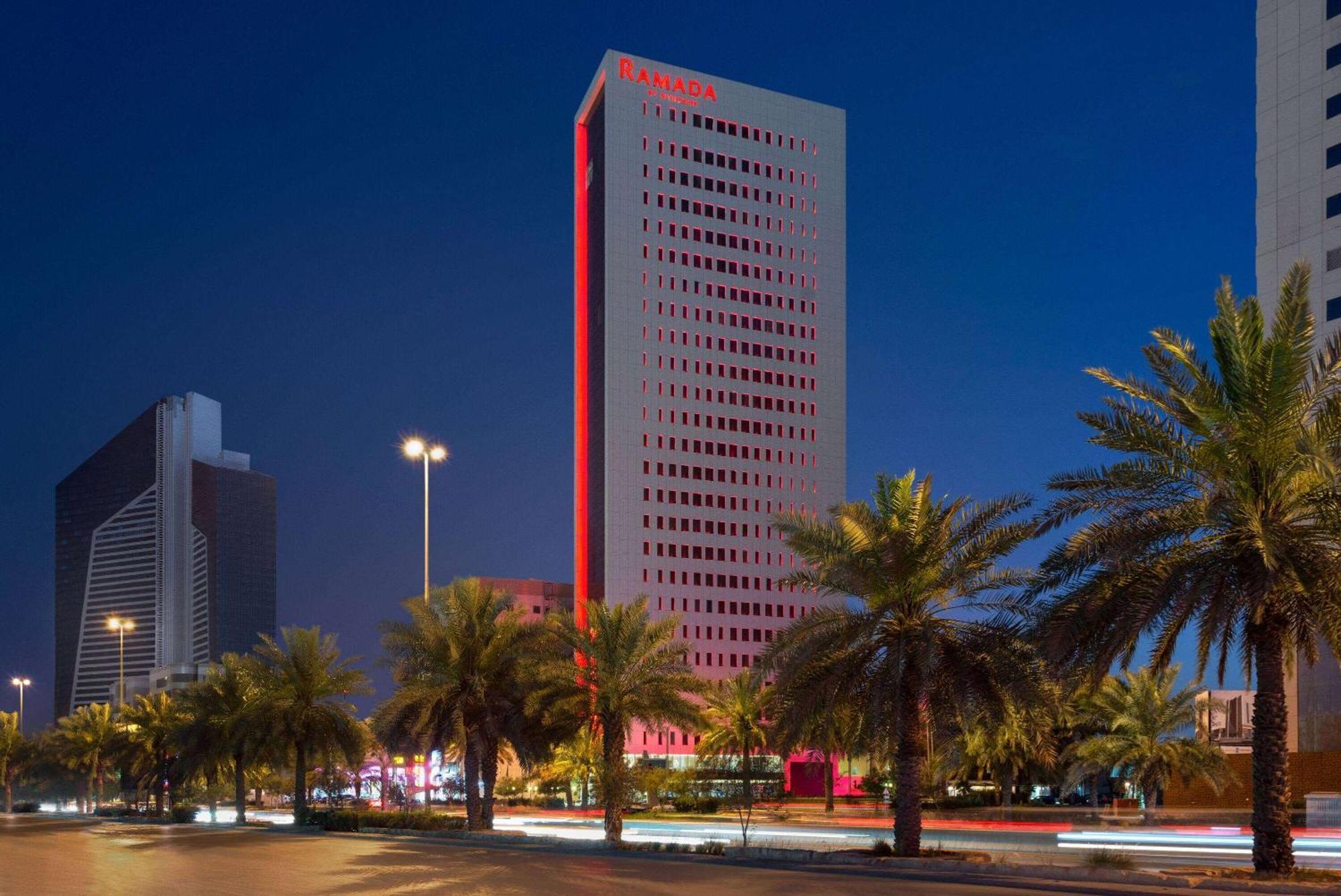 Ramada By Wyndham Riyadh King Fahd Road Экстерьер фото The hotel at night