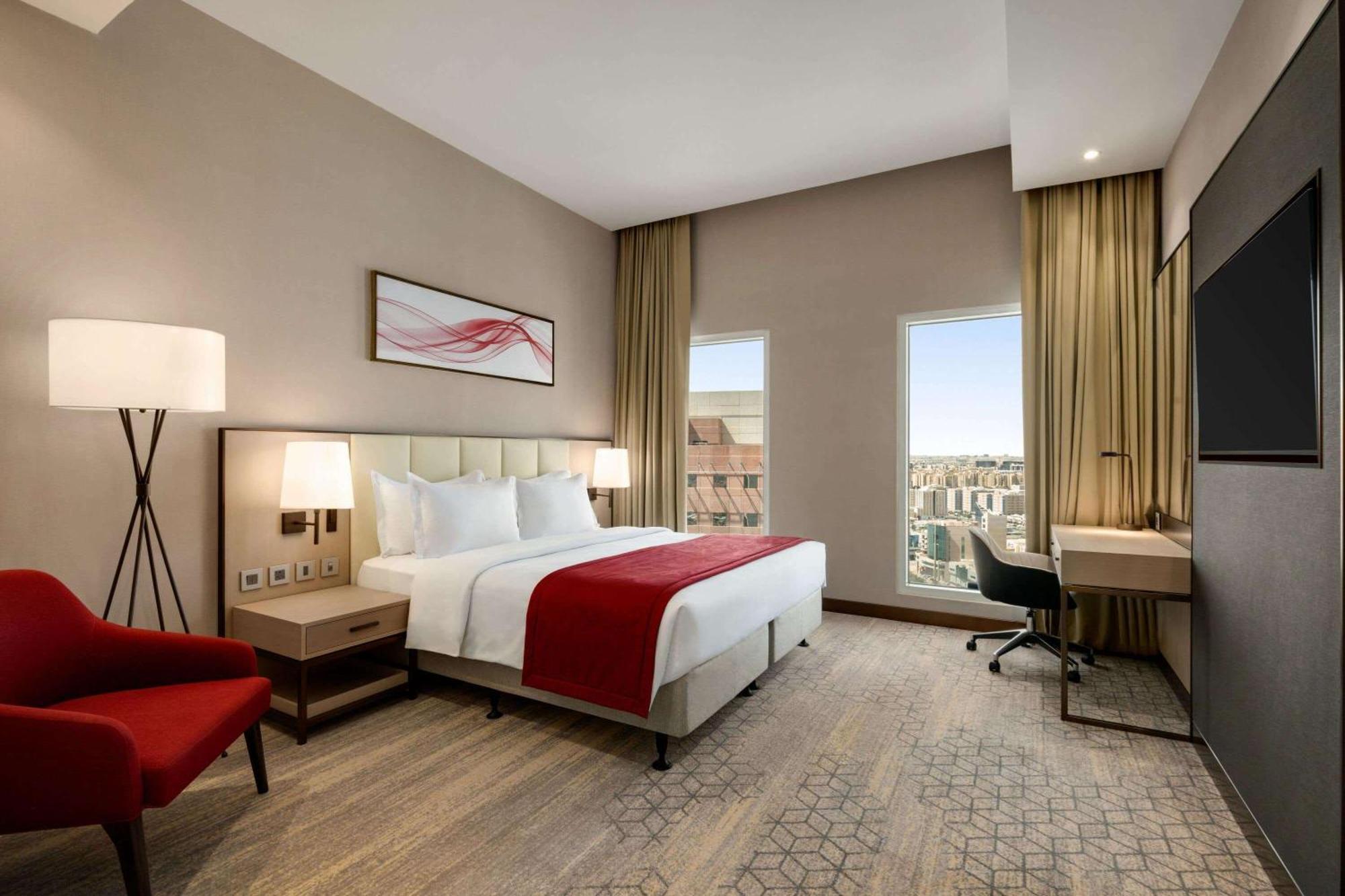 Ramada By Wyndham Riyadh King Fahd Road Экстерьер фото A guest room at the Hilton Garden Inn, London Heathrow