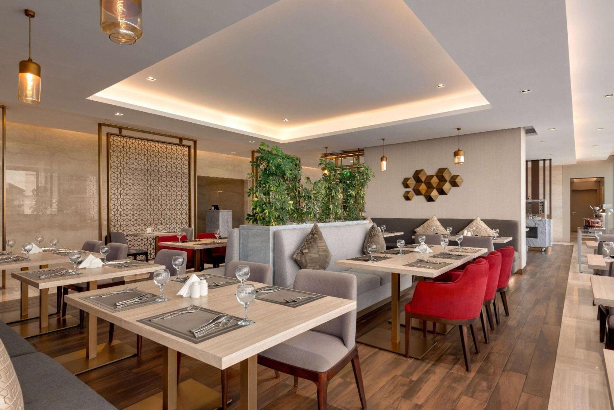 Ramada By Wyndham Riyadh King Fahd Road Экстерьер фото The restaurant